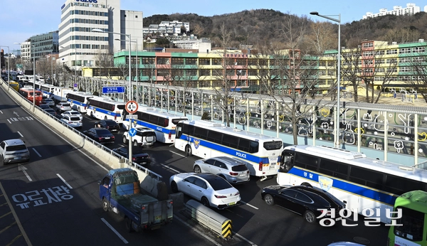 9일 오후 서울 용산구 한남동 대통령 관저 인근에서 보수단체와 진보단체의 집회가 동시에 열리고 있다. 2025.1.9 /이지훈기자 jhlee@kyeongin.com