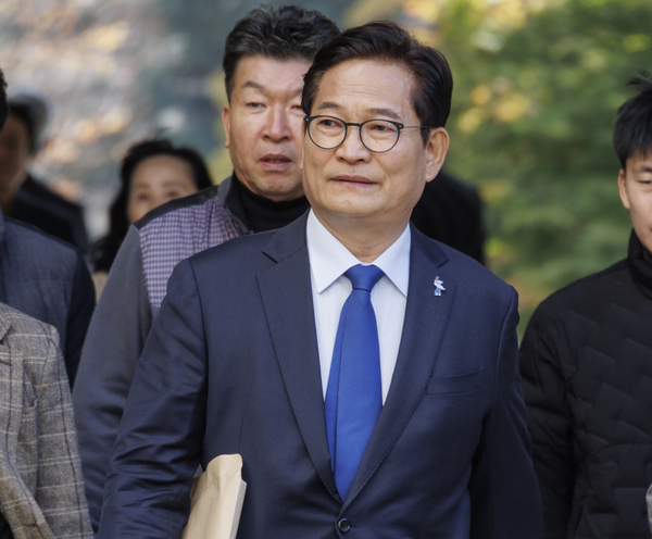 더불어민주당 전당대회 돈봉투 의혹에 개입한 혐의를 받는 소나무당 송영길 대표가 지난해 11월 6일 오후 서울 서초구 서울중앙지법에서 열린 1심 결심 공판에 출석하기 위해 지지자들과 법원 청사로 이동하고 있다. 2024.11.6 /연합뉴스