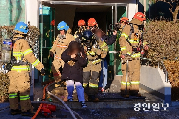 9일 오전 8시35분께 고양시 일산서구 일산동의 한 18층짜리 아파트 1층에서 불이 나 주민들이 대피하고 있다. 2025.1.9 /경기도북부소방재난본부 제공.