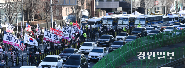 9일 오후 서울 용산구 한남동 대통령 관저 인근에서 보수단체와 진보단체의 집회가 동시에 열리고 있다. 2025.1.9 /이지훈기자 jhlee@kyeongin.com