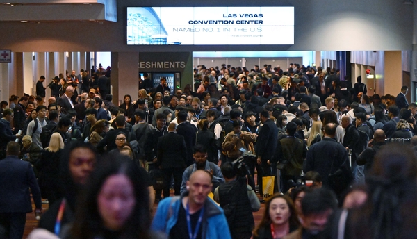 세계 최대 가전·정보기술(IT) 전시회 CES 2025 개막일인 7일 오전(현지시간) 미국 네바다주 라스베이거스 컨벤션센터가 관람객으로 북적이고 있다. 2025.1.8 /연합뉴스