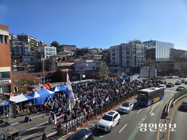 10일 오전 서울 용산구 한남동 관저 인근에서 윤석열 대통령 탄핵 반대 집회가 열리고 있다. 2025.1.10 /김태강기자 think@kyeongin.com