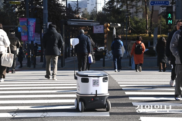 10일 오후 성남시 분당구의 한 거리에서 배달 로봇이 횡단보도를 천천히 건너고 있다. 2025.1.10 /최은성기자 ces7198@kyeongin.com