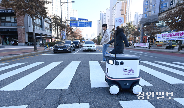 10일 오후 성남시 분당구의 한 거리에서 배달 로봇이 횡단보도를 천천히 건너고 있다. 2025.1.10 /최은성기자 ces7198@kyeongin.com