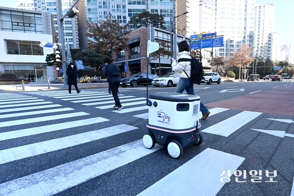 10일 오후 성남시 분당구의 한 거리에서 배달 로봇이 횡단보도를 천천히 건너고 있다. 2025.1.10 /최은성기자 ces7198@kyeongin.com