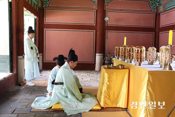 국가유산청 궁능유적본부는 전주이씨대동종약원과 함께 올해 파주 삼릉, 고양 서오릉, 구리 동구릉 등 25개소 조선왕릉(원·묘 포함)에서 총 54회에 걸쳐 제향을 봉행한다고 10일 밝혔다.(지난해 6월 27일 구리 동구릉 내 건원릉 제향) /궁능유적본부 제공