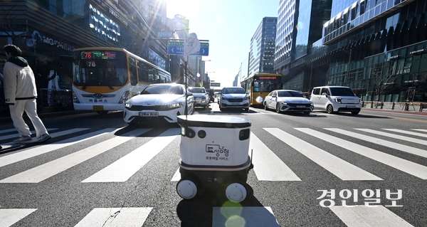 10일 오후 성남시 분당구의 한 거리에서 배달 로봇이 횡단보도를 천천히 건너고 있다. 2025.1.10 /최은성기자 ces7198@kyeongin.com