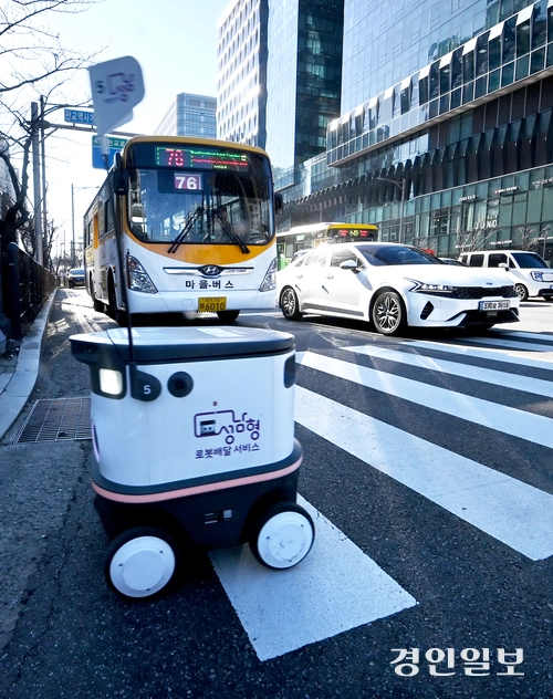 10일 오후 성남시 분당구의 한 거리에서 배달 로봇이 횡단보도를 천천히 건너고 있다. 2025.1.10 /최은성기자 ces7198@kyeongin.com