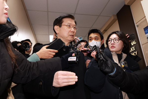 윤석열 대통령에 대한 고위공직자범죄수사처의 체포영장 집행을 저지한 박종준 대통령 경호처장이 10일 오전 서울 서대문구 국가수사본부로 출석하고 있다. 2025.1.10 /연합뉴스