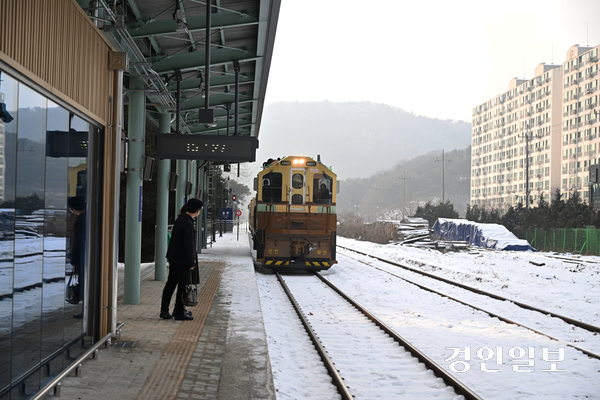 11일 교외선이 양주 송추역에 들어서고 있다. 2025.1.11 양주/최재훈기자 cjh@kyeongin.com