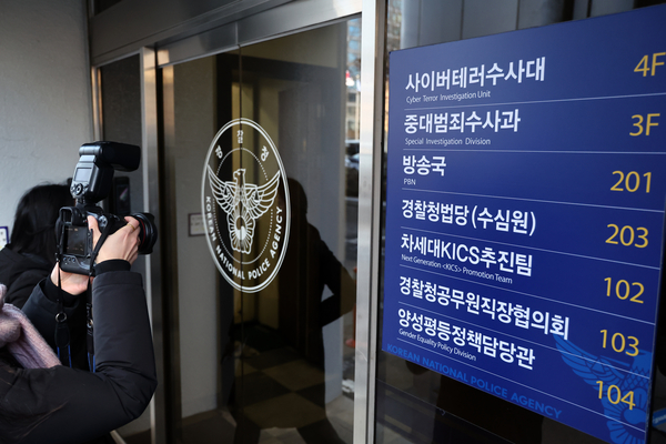 윤석열 대통령에 대한 체포영장 집행을 방해한 혐의로 입건된 김성훈 경호처 차장이 예정된 3차 경찰 조사에 응하지 않은 11일 오전 서울 서대문구 경찰청에서 취채진이 대기하고 있다.  2025.1.11 /연합뉴스