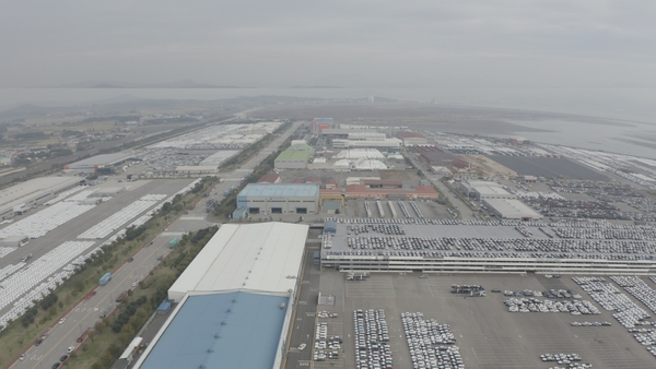 평택시 포승읍에 위치한 평택항 자유무역지역. 해외에서 생산돼 평택항으로 들어온 수입차들이 각 PDI 센터 내에 주차돼 있다. /독자 제공