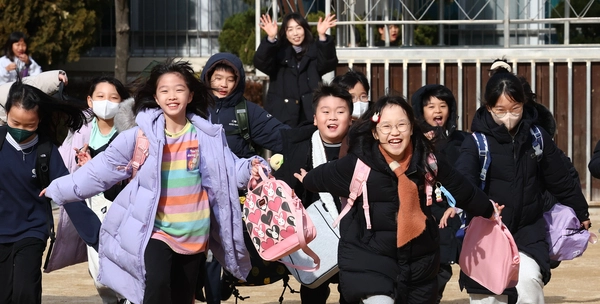 지난달 27일 서울 구로구 개봉초등학교에서 겨울방학을 맞은 3학년 학생들이 즐거워하며 귀가하고 있다. 2024.12.27 /연합뉴스