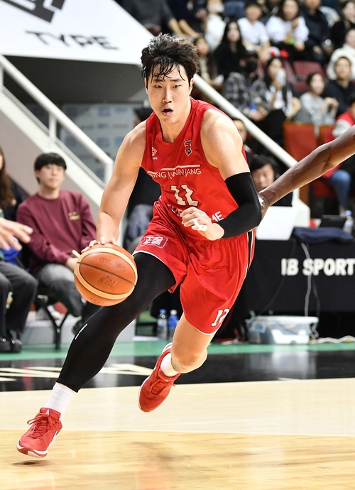 12일 안양 정관장 아레나에서 열린 2024~2025 프로농구 정규리그 홈 경기에서 정관장 정효근이 돌파하고 있다. 2025.1.12 /KBL 제공