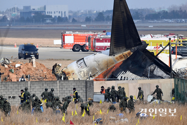 지난달 30일 오전 전남 무안국제공항에서 군인들이 전날 발생한 제주항공 여객기 충돌 폭발 사고 잔해를 수색하고 있다. 2024.12.30 /이지훈기자 jhlee@kyeongin.com