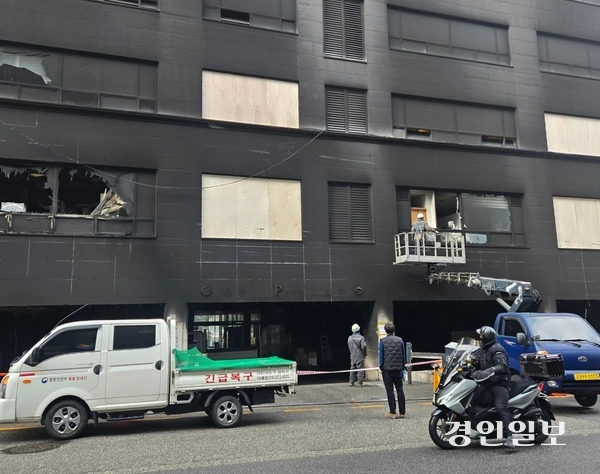 성남시 분당구 야탑동 복합상가 건물에서 복구작업이 진행 중이다. 2025.1.6 /김태강 기자 think@kyeongin.com