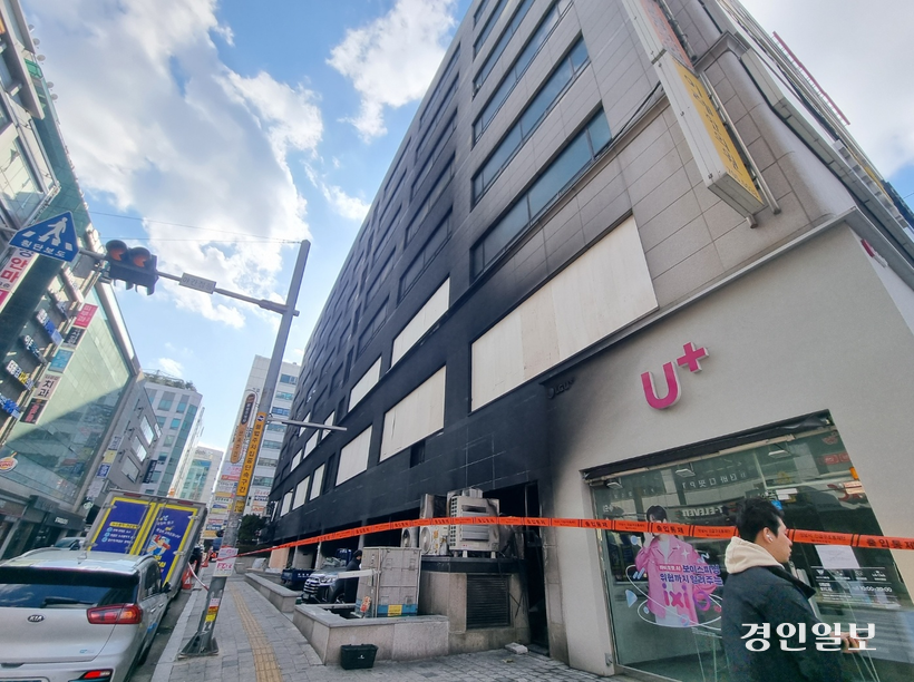 지난 3일 불이 난 분당 야탑동의 한 건물. 2024.1.7 /이시은기자see@kyeongin.com