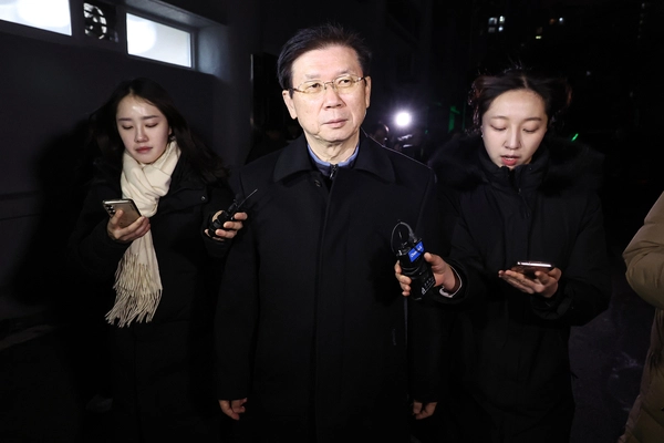 윤석열 대통령 체포 저지를 주도한 박종준 전 대통령 경호처장이 10일 밤 서울 서대문구 경찰청 국가수사본부에서 조사를 마친 뒤 청사를 나서고 있다. 2025.1.10 /연합뉴스