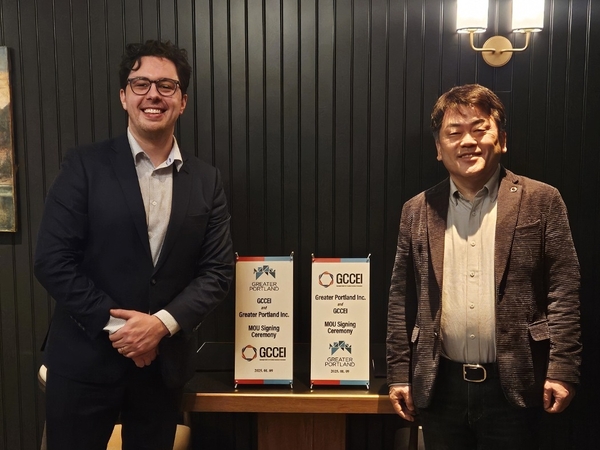 김원경 경기창조경제혁신센터장이 Greater Portland Inc와 국내 스타트업의 현지 지원을 위한 업무협약을 체결하고 기념촬영을 하고 있다./경기창조경제혁신센터 제공