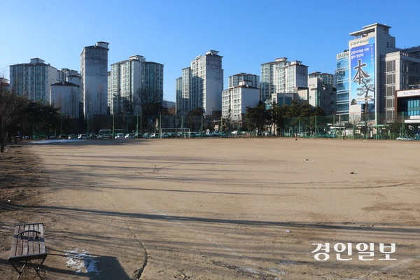 성남시가 유휴부지 개발·활용 방안 수립에 속도를 내고 있는 가운데 판교원마을 주민들이 여전히 방치하고 있다며 대책 수립을 요구하고 나선 ‘구 차량등록사업소 부지’(판교동 578·1만5천133㎡) 전경. 2025.1.10 성남/김순기기자 ksg2011@kyeongin.com