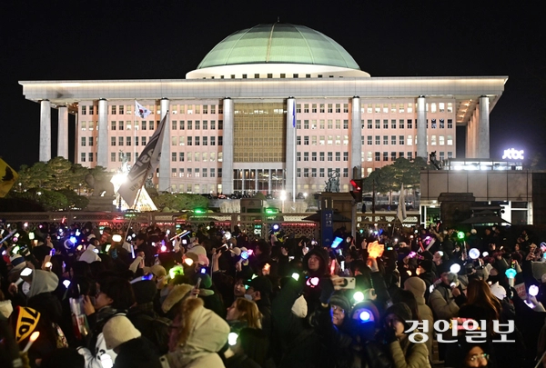 윤석열 대통령에 대한 탄핵 소추안이 국회를 통과한 지난달 14일 오후 서울 여의도 국회의사당 앞에서 시민들이 형형색색의 응원봉을 흔들고 있다. 2024.12.14 /조재현기자 jhc@kyeongin.com
