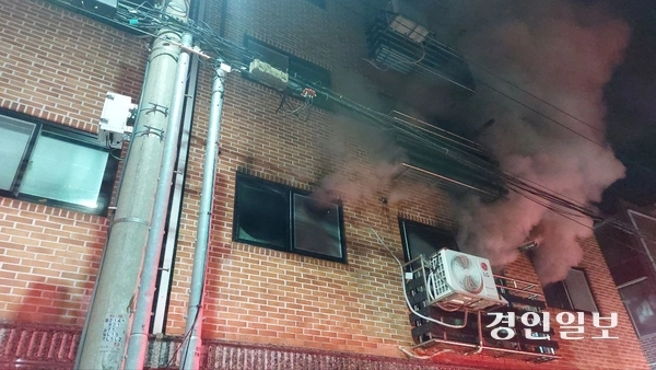 불이난 안산시 단원구 선부동 5층짜리 다세대주택. 2025.1.13 /경기도소방재난본부 제공