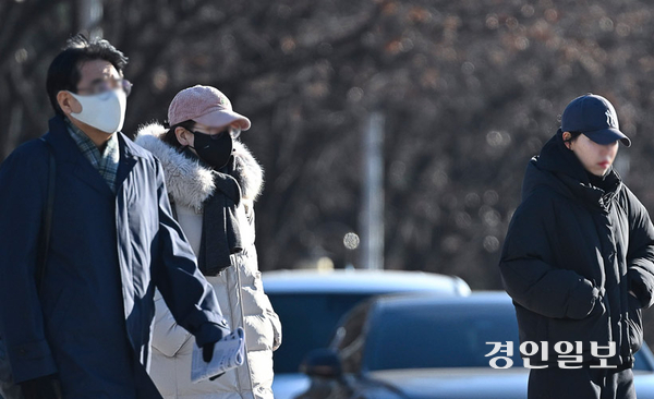 경기도가 전국 최초 기후보험사업을 추진하면서 도내 모든 도민들에게 한랭·온랭질환 등 기후 관련 질병 진단비나 사고 위로금 혜택이 돌아가도록 본격화한다. 사진은 외투로 중무장한 시민들이 발걸음을 재촉하는 모습. 2025.12.8 /이지훈기자 jhlee@kyeongin.com