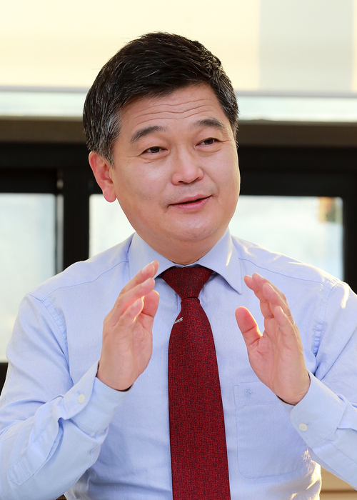 박종효 인천 남동구청장은 2025 새해를 맞아 “ ‘주민 안전’ ‘민생 안정’을 최우선으로, 촘촘한 복지망 구축과 지역경제 활성화 방안 마련에 집중하겠다”고 다짐했다. /남동구 제공