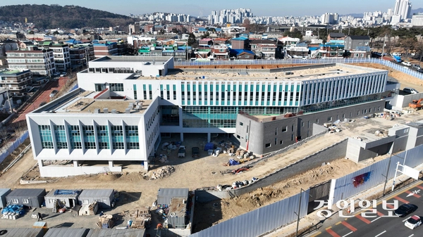 경기도 내 경찰서 신설이 속속 추진되고 있지만 지자체 인구 상황에 걸맞는 경찰서 신설을 통해 늘어난 치안 수요에 대응해야 한다는 지적이다. 사진은 올해 하반기 문을 열 수원의 4번째 경찰서인 팔달경찰서 모습. /최은성기자 ces7198@kyeongin.com