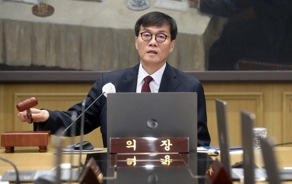 이창용 한국은행 총재가 서울 중구 한국은행에서 열린 금융통화위원회에서 의사봉을 두드리고 있다. 2024.1128 /연합뉴스