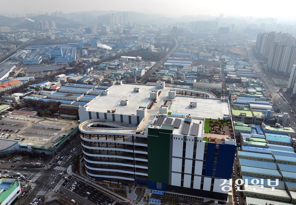 13일 ‘업종 특례지구’로 지정된 인천지방산업단지 내 물류시설 전경. 인천시는 준공된 지 50년이 넘은 인천지방산단에 서비스업 입주를 허용해 산단 활성화에 나설 계획이다. 2025.1.13 /김용국기자 yong@kyeongin.com