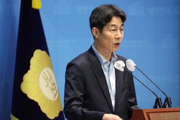 더불어민주당 윤건영 의원이 13일 서울 여의도 국회 소통관에서 대통령 경호처 내부제보 내용을 밝히며 윤석열 대통령의 무기사용 지시 여부에 대해 답을 요구하고 있다. 2025.1.13 /연합뉴스