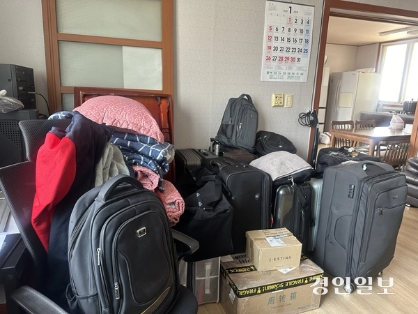 지난 12일 용인시 플라스틱 용기 제조 공장에서 난 불로 인근 기숙사에서 생활 하던 노동자 20여 명이 인근 경로회당으로 급히 대피했다. 2025.1.13 /목은수기자 wood@kyeongin.com