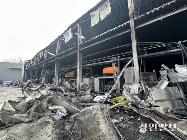 지난 12일 불이 났던 용인시 플라스틱 용기 제조 공장 앞에 건물 벽면이었던 샌드위치 판낼이 검게 그을린 채 나뒹굴고 있다. 2025.1.13 /목은수기자 wood@kyeongin.com