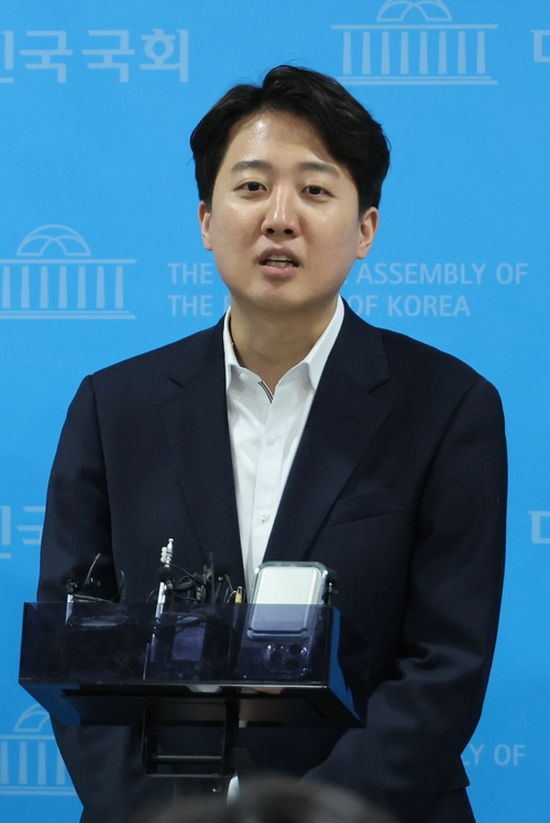 개혁신당 이준석 의원이 13일 서울 국회 소통관에서 더불어민주당의 가짜뉴스 신고 시스템 ‘민주파출소’ 관련 기자회견을 마친 뒤, 허은아 대표와의 갈등 등 당의 내홍과 관련한 기자의 질문에 답하고 있다. 2025.1.13 /연합뉴스