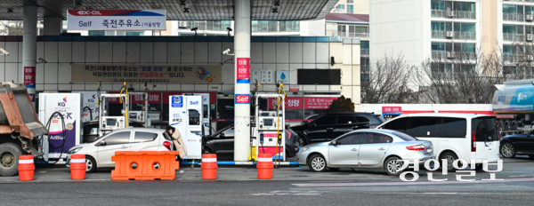 고환율과 국제 유가 상승 등의 여파로 국내 휘발유 가격이 다섯달 만에 ℓ당 1천700원을 돌파한 14일 오후 경부고속도로 죽전휴게소 서울방향 주유소에서 저렴한 값으로 주유하려는 차량이 줄지어 서 있다. 2025.1.14 /이지훈기자 jhlee@kyeongin.com