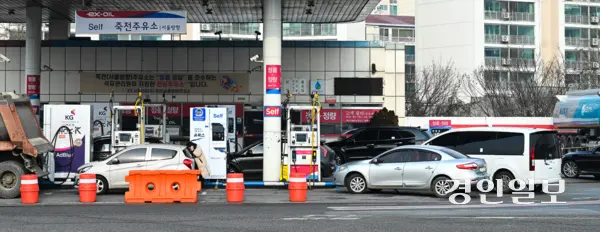 고환율과 국제 유가 상승 등의 여파로 국내 휘발유 가격이 다섯달 만에 ℓ당 1천700원을 돌파한 14일 오후 경부고속도로 죽전휴게소 서울방향 주유소에서 저렴한 값으로 주유하려는 차량이 줄지어 서 있다. 2025.1.14 /이지훈기자 jhlee@kyeongin.com