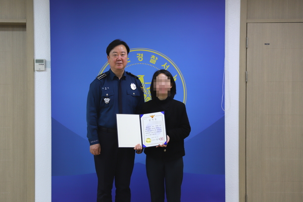 김평일 군포경찰서장(왼쪽)이 14일 보이스피싱 피해를 예방한 군포농협 직원에 감사장을 전달했다./군포경찰서 제공