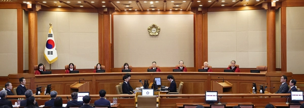 윤석열 대통령 탄핵 심판의 첫 변론기일인 14일 오후 서울 종로구 헌법재판소에 정계선(왼쪽부터), 김복형, 정정미, 이미선, 문형배, 김형두, 정형식, 조한창 헌재 재판관들과 국회측 소추위원(아래 왼쪽), 윤 대통령측 변호인단(아래 오른쪽) 등이 심판정에 앉아 있다. 2025.1.14 /연합뉴스