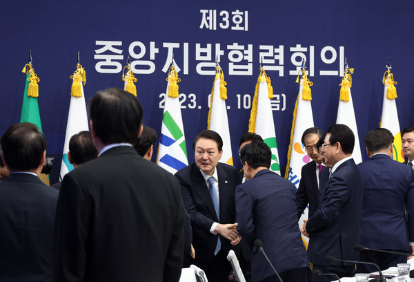 윤석열 대통령이 지난 2023년 2월 10일 전북 전주시 전북도청에서 열린 제3회 중앙지방협력회의에 입장하며 참석자들과 인사를 나누고 있다. 2023.2.10 /연합뉴스