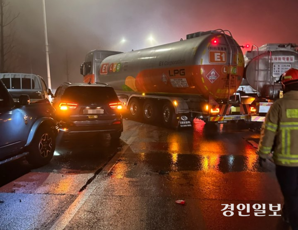 14일 오전 5시15분께 고양시 일산서구 자유로 구산IC 파주 방향 인근에서 차량 44대의 다중 추돌사고가 발생했다. 2025.1.14 /경기도북부소방재난본부 제공