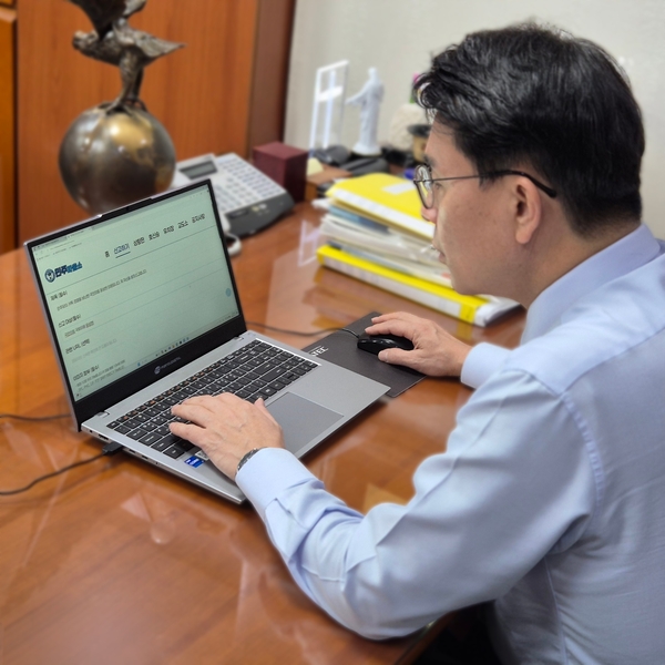 윤상현 의원이 더불어민주당이 내란선전 가짜뉴스를 퍼 나르면 일반인도 고발하겠다며 운영 중인 웹사이트 민주 파출소에 자신을 셀프고발하고 있다. 2025. 1. 13 /국민의힘 미디어특위 제공