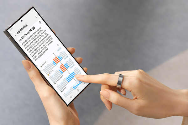 삼성전자 고객이 ‘삼성헬스’에 신규 추가될 수면 관리 기능을 살펴보고 있다. 2025.1.14 /삼성전자 제공