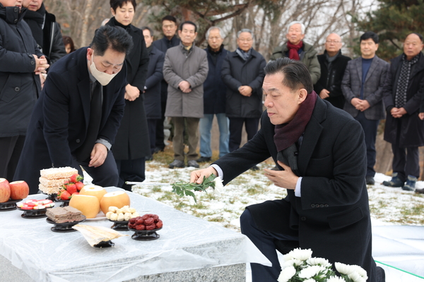 故 심재덕 전 수원시장 16주기 추모식에서 이재준 수원시장이 헌화하고 있다.2025.1.14 /수원시 제공