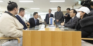 김동연 경기도지사, 자영업자와 직접 소통 ‘힘내Go 카드’ 지원 약속