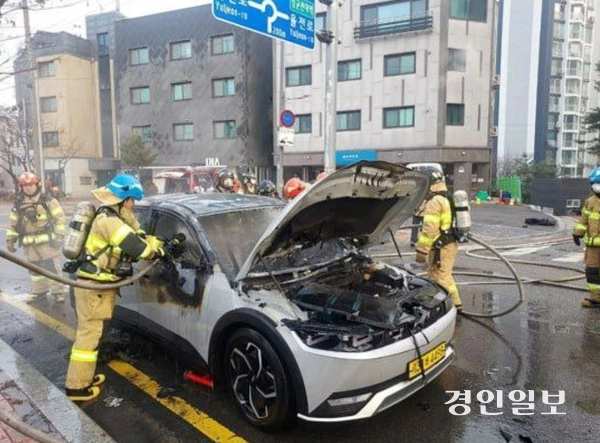 14일 수원시 장안구 율전동의 한 도로를 달리던 아이오닉5 전기차 택시에서 불이 났다. 2025.1.14 /경기도소방재난본부 제공