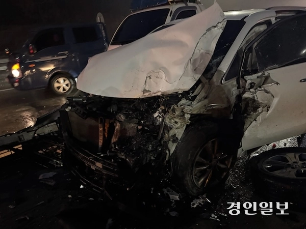 14일 오전 6시41분께 고양시 덕양구 도내동 서울문산고속도로 파주 방향에서 차량 18대의 다중 추돌사고가 발생했다. 2025.1.14 /경기도북부소방재난본부 제공