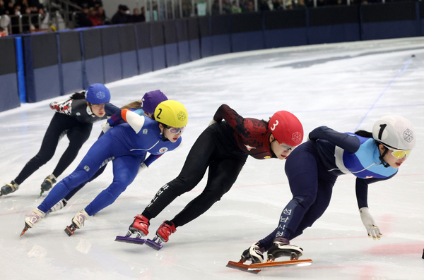 13일 강원 춘천시 송암스포츠타운 빙상장에서 열린 제106회 전국동계체육대회 쇼트트랙 여자 일반부 1,000ｍ 결승전에서 선수들이 역주하고 있다. 맨 오른쪽은 이날 1위를 차지한 김길리(성남시청). 2025.1.13 /연합뉴스