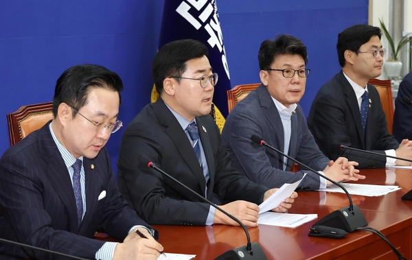 더불어민주당 박찬대 원내대표(왼쪽 두번째)가 14일 오전 국회에서 열린 원내대책회의에서 발언하고 있다. 2025.1.14 /연합뉴스