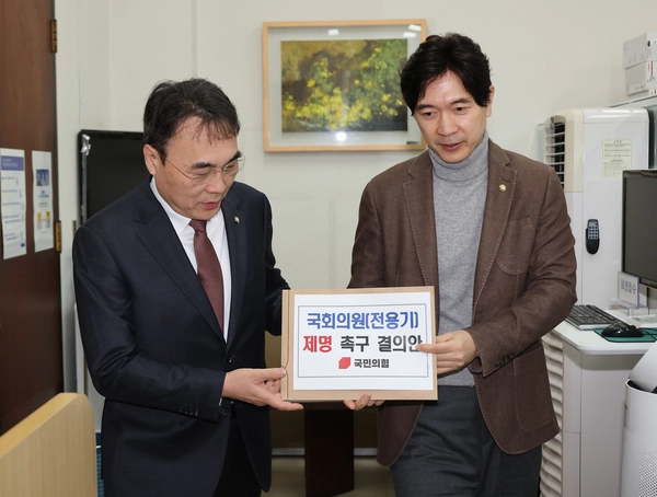 국민의힘 박성훈, 이종욱 의원이 14일 오전 서울 여의도 국회 의안과에서 더불어민주당 전용기 의원 제명촉구 결의안을 제출하고 있다. 2025.1.14 /연합뉴스